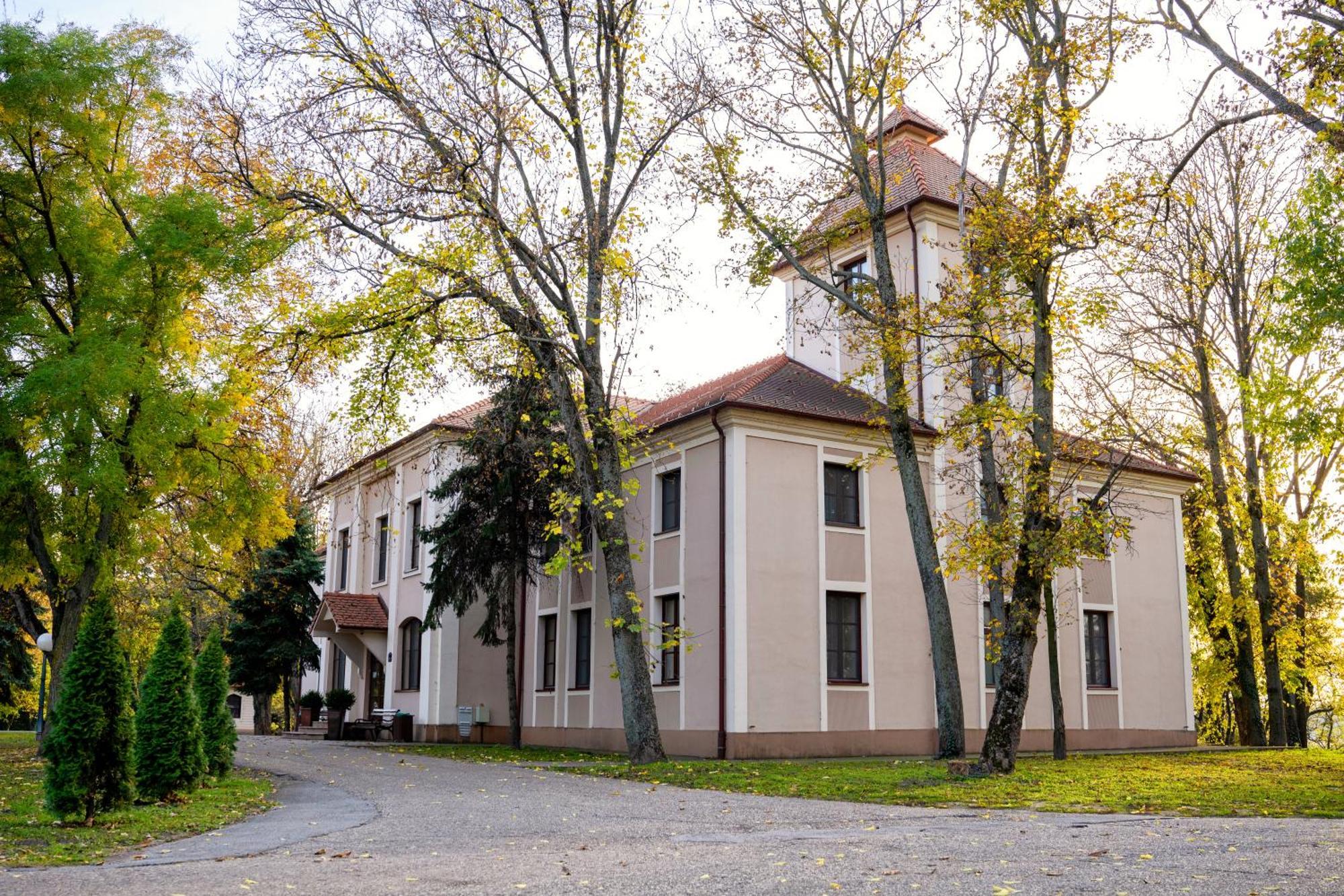 Kastel Hotel Бачка-Топола Экстерьер фото